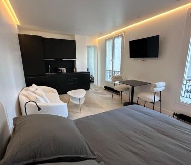 La Celle-sous-Gouzon Apartment | Luxury Apartment Champ de Mars Eiffel Tower