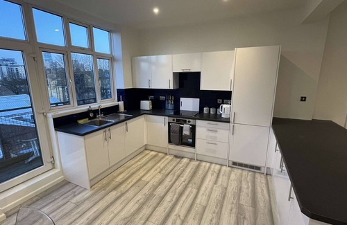 Thamesfield Apartment | Luxury Apartment in Wandsworth on top floor with skyline views!