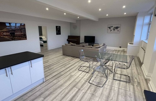 Thamesfield Apartment | Luxury Apartment in Wandsworth on top floor with skyline views!