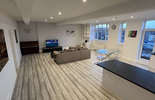 Thamesfield Apartment | Luxury Apartment in Wandsworth on top floor with skyline views!