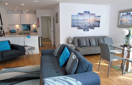 Newquay Apartment | Luxury apartment Porth Cornwall within 2 min of the Beach and sea views
