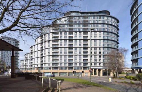 Woking Apartment | LUXURY APARTMENT, SAUNA, GYM, 24hrs Concierge