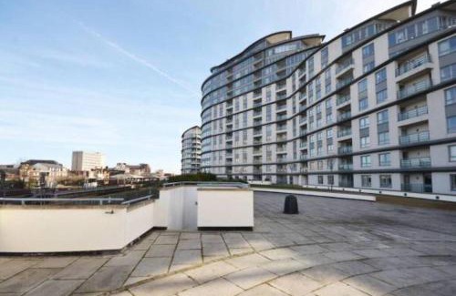 Woking Apartment | LUXURY APARTMENT, SAUNA, GYM, 24hrs Concierge