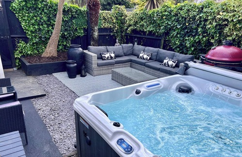 Boscombe Apartment | Luxury Apartment with Hot Tub Just 500 mtrs from the Beach & trendy high street