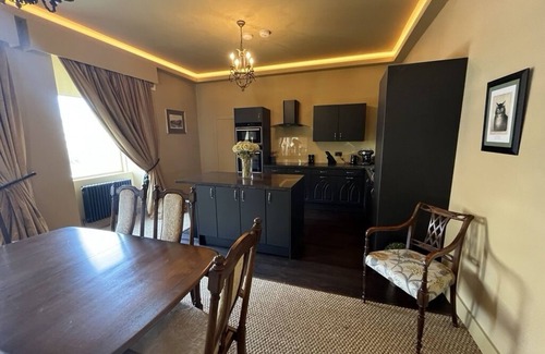 Leith Apartment | Luxury apartment with free parking in the 4th coolest neighbourhood in the world
