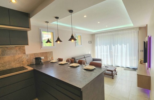 Le Val Apartment | Luxury apartment with jacuzzi.