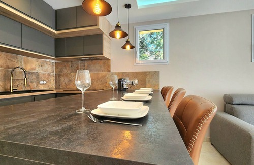 Le Val Apartment | Luxury apartment with jacuzzi.