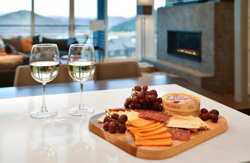 Park City House | Luxury Apex Townhome, Ski-in Ski-out, 3 King Suites, Private Hot Tub, Clubhouse amenities with Pool