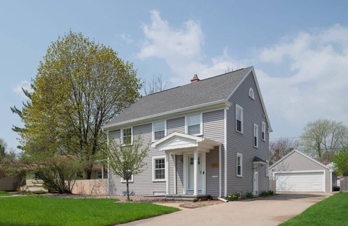 Appleton House | Luxury Appleton Home: 4 Bedrooms, BBQ & Free Parking