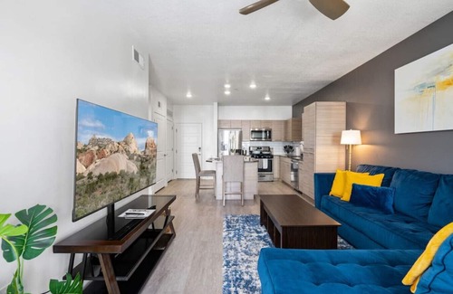 Downtown Salt Lake City Apartment | Luxury Apt. 6th floor- King Bed Gym Prkg Pool NEW