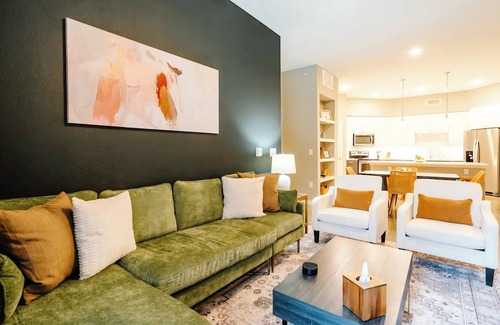 Tobin Hill Apartment | Luxury Apt Steps Away From Shopping & Dining, FREE Parking