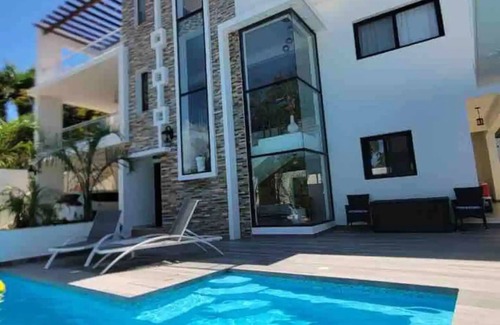 Los Brazos Apartment | Luxury Apt w/Pool 5-min Walk to Beach & Ocean World