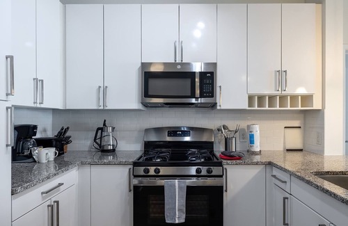 Downtown Apartment | Luxury Apt with Gym and Pool