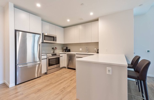Seaport District Apartment | Luxury Apt with Kitchen and Pool