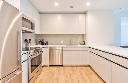 Seaport District Apartment | Luxury Apt with Kitchen and Pool