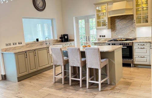 Sunningdale House | Luxury Ascot Escape- Indoor Hydro Pool & Wellness Spa