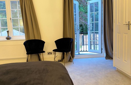 Sunningdale House | Luxury Ascot Escape- Indoor Hydro Pool & Wellness Spa