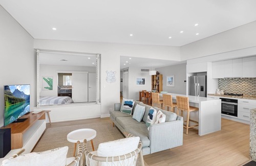 Point Lookout Apartment | Luxury Beachfront Penthouse on Cylinder Beach