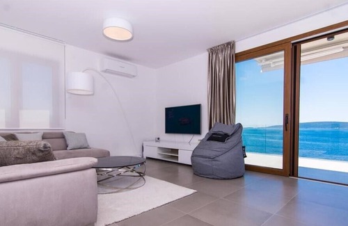 Okrug Donji Villa | Luxury Beachfront Villa Lucinda with private sea deck right by the sea on Ciovo - Okrug Donji