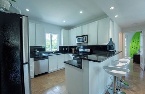 Alice Town House | Luxury Beachfront Retreat with Modern Amenities and Breathtaking Views in Bimini