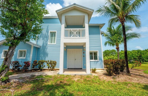 Alice Town House | Luxury Beachfront Retreat with Modern Amenities and Breathtaking Views in Bimini