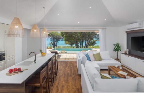 Bale House | Luxury Beachfront Villa Porto Bus by Interhome