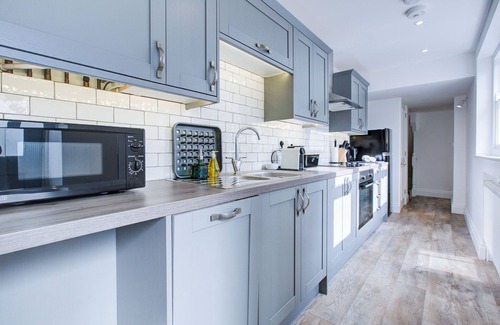 Margate Apartment | Luxury Beachside Apt | Sea View | Old Town Bars & Dining | Near Dreamland