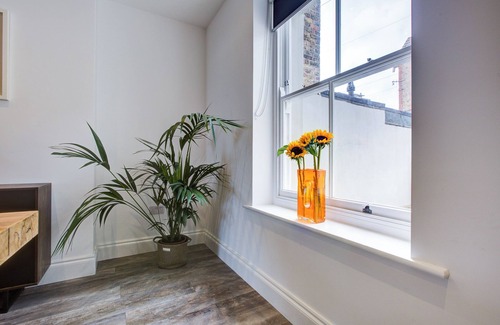 Margate Apartment | Luxury Beachside Apt | Sea View | Old Town Bars & Dining | Near Dreamland