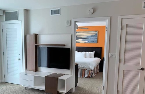 Clearwater Beach Resort | Luxury Beachside Clearwater Beach Resort 1-Bedroom Suite + Amenities