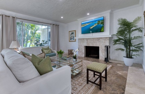 Bel Air House | Luxury Bermuda Villa in West Palm Beach Sleeps 12!