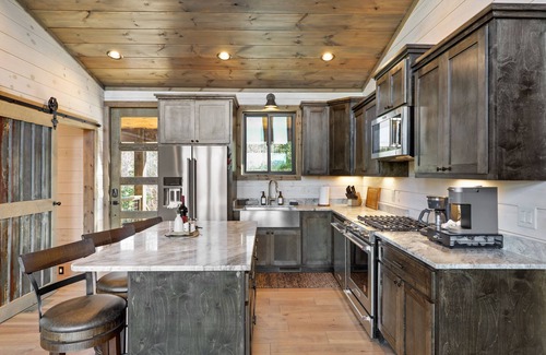 Cashes Valley Cabin | Luxury Blue Ridge Cabin - Hot Tub & Stunning Views