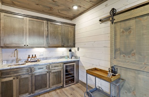 Cashes Valley Cabin | Luxury Blue Ridge Cabin - Hot Tub & Stunning Views