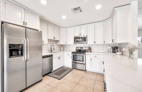 Raskin Estates House | Luxury Boho Getaway - Perfect for Groups! Game Room, Putting Green & Pool!