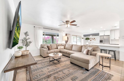 Raskin Estates House | Luxury Boho Getaway - Perfect for Groups! Game Room, Putting Green & Pool!