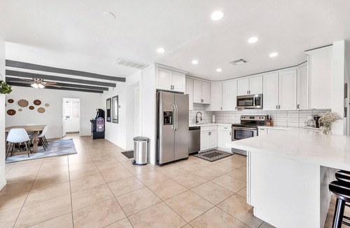 Raskin Estates House | Luxury Boho Getaway - Perfect for Groups! Game Room, Putting Green & Pool!