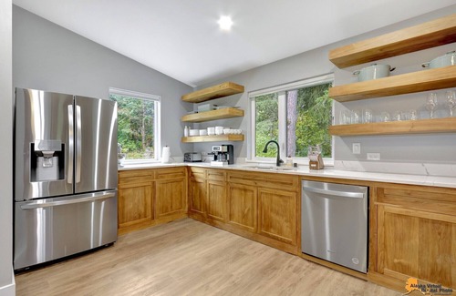 Alyeska House | Luxury brand new 4 Bed 5 Bath modern comtempary home