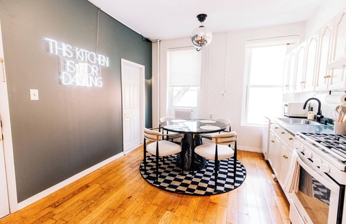 Harsimus Cove House | Luxury brownstone, sleeps 5, 20 mins NYC!