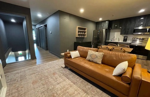 Carrollton House | Luxury By Downtown Train Depot