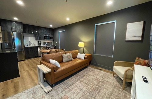 Carrollton House | Luxury By Downtown Train Depot