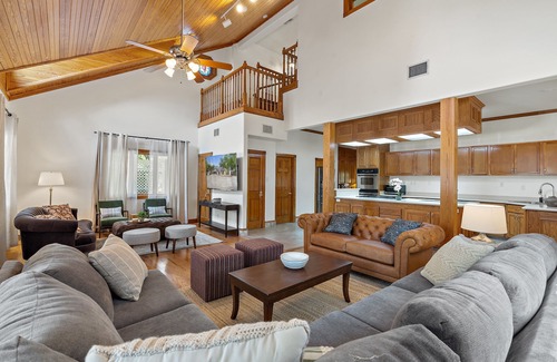 Seguin Villa | Luxury by the Lake - English Villa - Sleeps 23