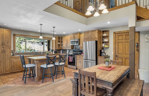Shannon Lake House | Luxury Cabin at Idabel lake on acreage with hot tub. Near Kelowna and Big White