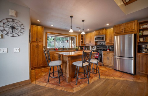 Shannon Lake House | Luxury Cabin at Idabel lake on acreage with hot tub. Near Kelowna and Big White
