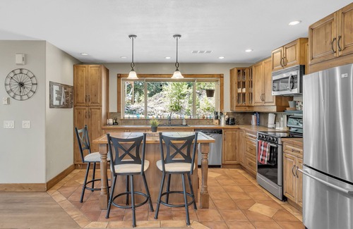 Shannon Lake House | Luxury Cabin at Idabel lake on acreage with hot tub. Near Kelowna and Big White