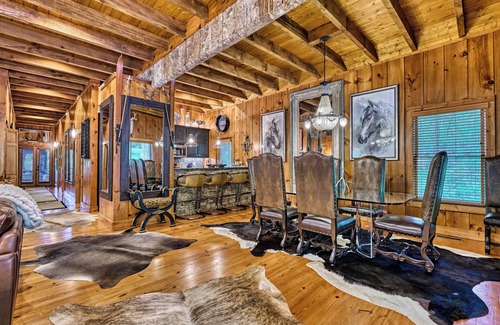Highlands Cabin | Luxury Cabin, Big Screened Porch w/Wood Fireplace, Quiet NBRHD, Mins to Main St!
