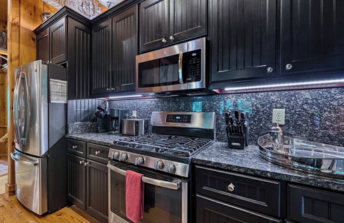 Highlands Cabin | Luxury Cabin, Big Screened Porch w/Wood Fireplace, Quiet NBRHD, Mins to Main St!