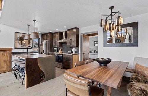 Estes Park Cabin | Luxury Cabin! Fireplace and Jacuzzi!