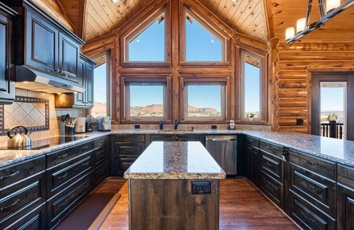 Kanab Cabin | Luxury Cabin: Hot Tub, Firepit, Pickleball, Views!