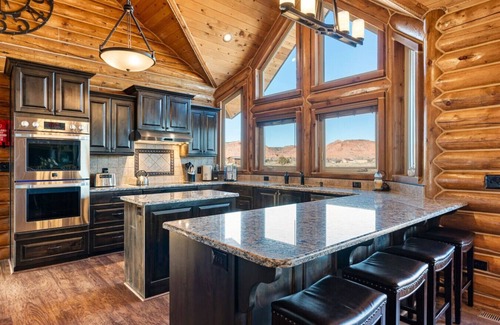 Kanab Cabin | Luxury Cabin: Hot Tub, Firepit, Pickleball, Views!