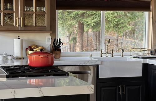 Cle Elum Cabin | Luxury Cabin! Hot Tub with Amazing views of the valley, river and Mt. Stuart.