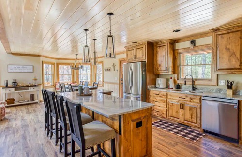 Mineral Bluff Cabin | Luxury Cabin in Blue Ridge Mountain 4- bedroom 2- primary bedrooms with en suite